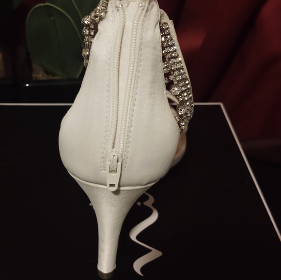 LIKE NEW😃Nina Vera Rhinestone Ankle Strap Lustersatin Sandals (Ivory) - Picture 8 of 16